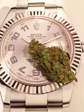 photo de cannabis sur une rolex